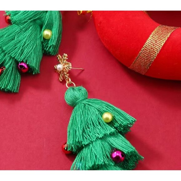 CHRISTMAS Tree Fringe Tassle Green Earrings NEW - Picture 2 of 3